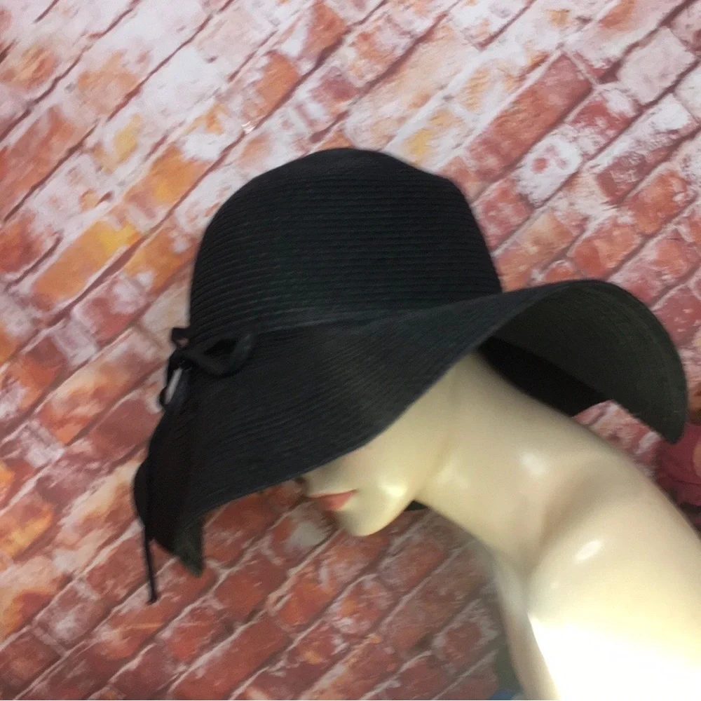 Elegant Black Wide-Brimmed Straw Beach Hat